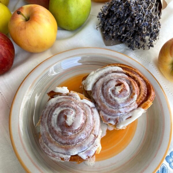 Apfel-Zimt-Rollen – fluffig & karamellig